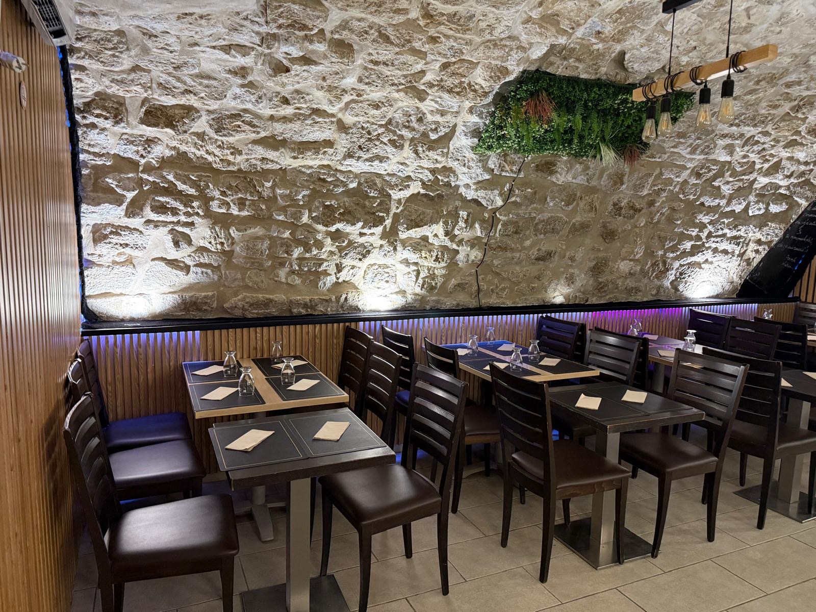 Cave en pierre voûtée avec tables dressées