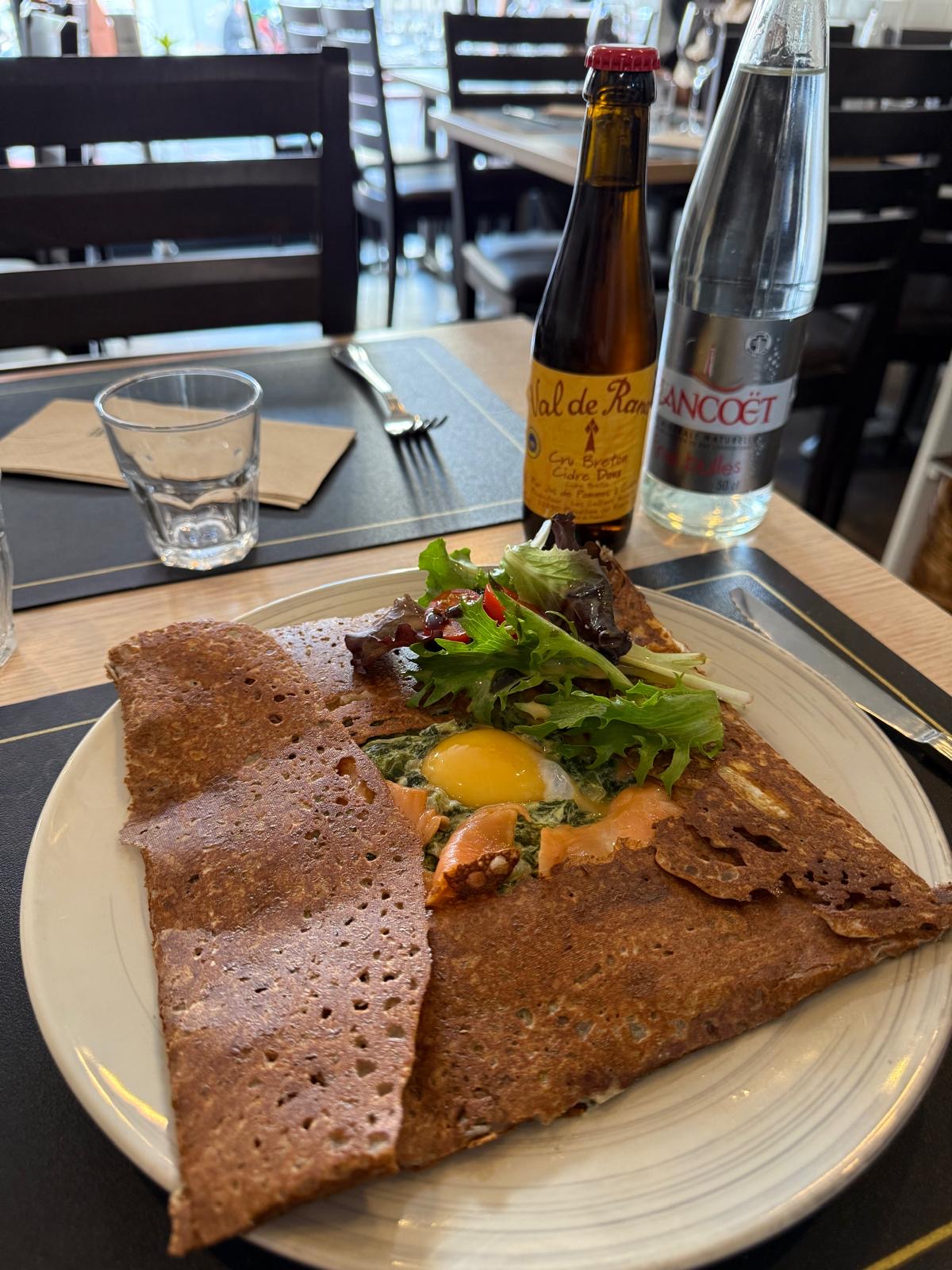 Galette de sarrasin au saumon, épinards et œuf