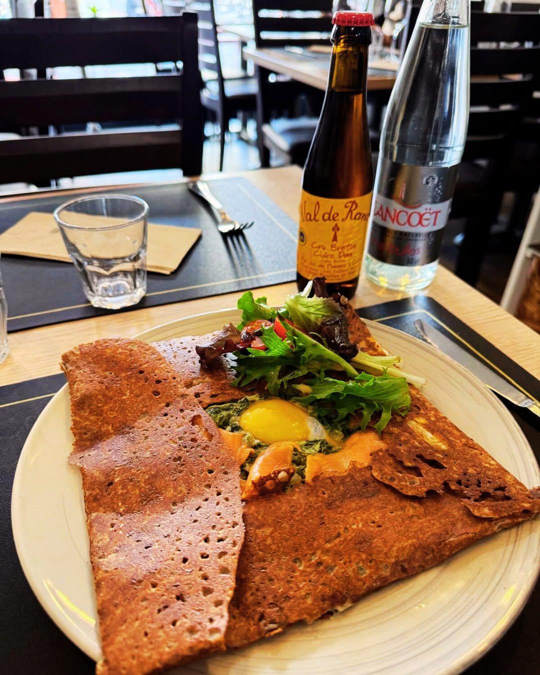 Galette de sarrasin garnie, servie dans la crêperie